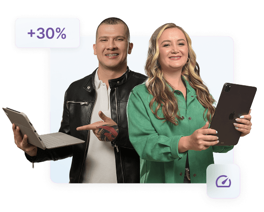 Dos brokers ********-onrientes con tablets y aumento del 30 %, mostrando éxito y operaciones digitales online.